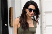  أمل كلوني بكامل أناقتها في لندن ..بالصور 