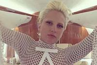  بالصور - ليدي غاغا تتجول في الشارع بدون حمالة صدر 