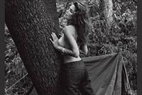 سيندي كراوفورت شبه عارية!