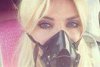 بالصورة: ميريام كلينك بـ الكمامة