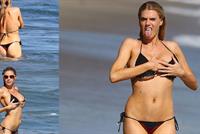  شارلوت ماكيني في البيكيني الفاضح على الشاطئ 