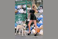  بالصورة: ميريام كلينك ترتدي أكياساً للنفايات فقط.. وهذا ما قالته!