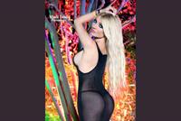 كلينك تتحدى المُبلّغين بصورة عارية لمؤخرتها