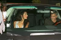  جورج وأمل كلوني يجمعهما عشاء رومانسي قبيل الإحتفال بعيد زواجهما 