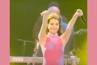 بالفيديو.. نانسي عجرم تشعل مواقع التواصل برقصها بهذه الطريقة