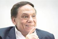  بالفيديو- عادل إمام يتعامل بفوقية مع مراسل ويحرجه 