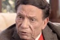  عادل إمام يغازل مذيعة في عزاء..بالفيديو 