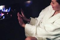 بالصورة - غادة عبد الرازق تشعل مواقع التواصل بـ روب الإستحمام