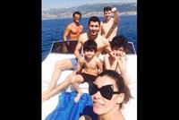 بالصورة: نادين وجورج الراسي.. على البحر!