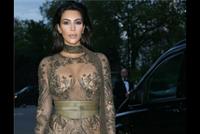 لماذا أطلّت كيم بفستان جريء؟