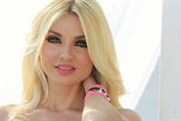 بالفيديو: ميريام كلينك تتجول بالشارع بدون بنطلون