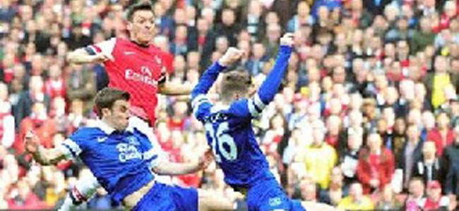 أندية إنكلترا تتقاتل محلياً وتدفع الثمن أوروبياً