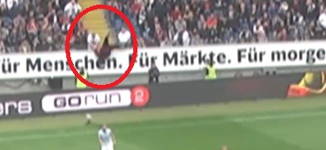 بالفيديو: حاول الاقتراب من الملعب.. والنتيجة