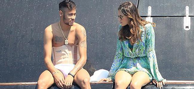 بالصور.. نيمار برفقة صديقته في جزيرة إيبيزا بـ واق للظهر