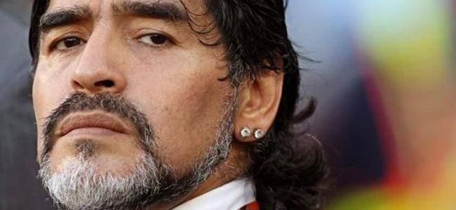 مارادونا يعتدي على صحافي