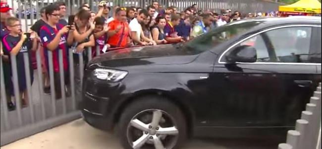 أحد لاعبي برشلونة يحتاج إلى دروس قيادة