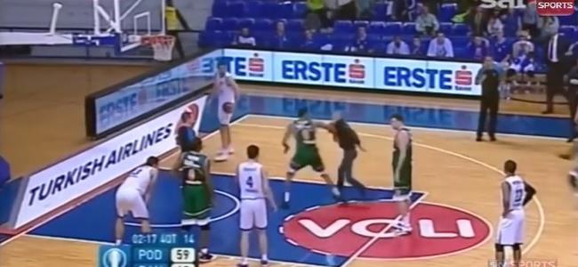 بالفيديو: مشجع يهاجم لاعب كرة سلة.. ولكن؟