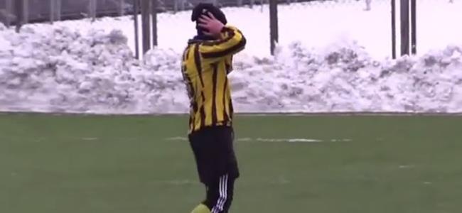 بالفيديو: لاعب يردّ على هاتفه أثناء المباراة!