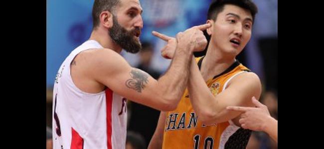 بالفيديو: مشجّع لفوشان ينتقم نيابة عن الخطيب بعد تعرّضه لخطأ قاس