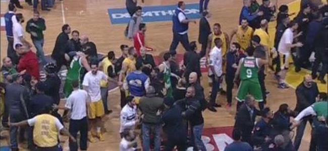 بالفيديو .. إشكال يوقف مباراة الحكمة والرياضي