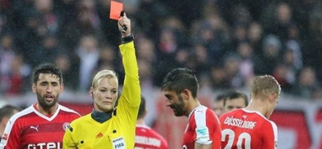  بالصورة: لاعب اهان “إمرأة”.. فأُجبر على تحكيم مباراة للنساء! 