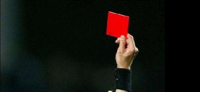  شاهد بالفيديو.. أسرع حالة طرد في تاريخ كرة القدم