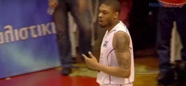 بالفيديو..شاهد افظع خطأ يرتكبه لاعب بحق فريقه