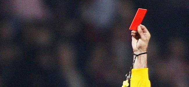  أخرج “غازات” في الملعب.. فطرده الحكم! 