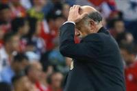 بالفيديو.. صدمة الخسارة تدفع ديل بوسكي إلى حافلة تشيلي