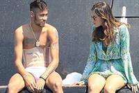 بالصور.. نيمار برفقة صديقته في جزيرة إيبيزا بـ واق للظهر