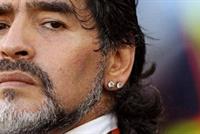 مارادونا يعتدي على صحافي