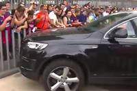 أحد لاعبي برشلونة يحتاج إلى دروس قيادة