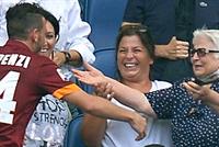 إحتضن جدّته... فنال إنذاراً! 