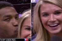 فيديو .. لاعب سلة يفاجئ مراسلة ويقبل رأسها أثناء لقاء تلفزيوني‎‎‎