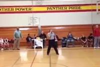  حكم كرة سلة يتحدث بهاتفه النقال أثناء المباراة!