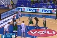 بالفيديو: مشجع يهاجم لاعب كرة سلة.. ولكن؟