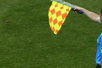 بالفيديو.. أغرب حالة تسلل في عالم كرة القدم