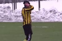 بالفيديو: لاعب يردّ على هاتفه أثناء المباراة!