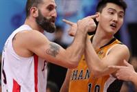 بالفيديو: مشجّع لفوشان ينتقم نيابة عن الخطيب بعد تعرّضه لخطأ قاس