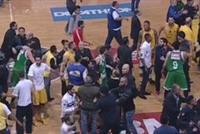 بالفيديو .. إشكال يوقف مباراة الحكمة والرياضي