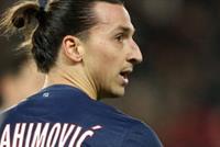 ابراهيموفيتش: سبب الطرد هو تجمع اللاعبين حول الحكم