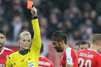  بالصورة: لاعب اهان “إمرأة”.. فأُجبر على تحكيم مباراة للنساء! 