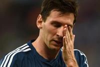 بصق على ميسي فردّ عليه بـ... لكمة