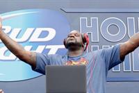 ليكرز يكرم العملاق أنيل بتمثال