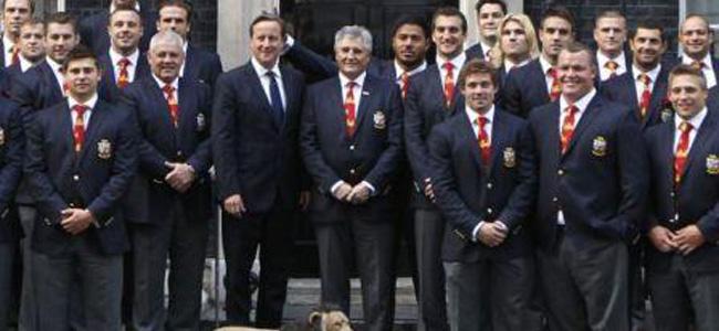 لاعبٌ يضع أذنين لرئيس الوزراء البريطاني ديفيد كاميرون