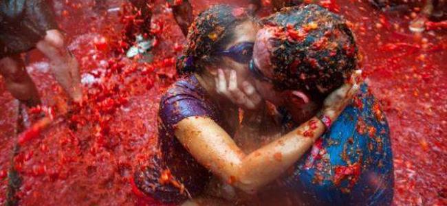 بالصور-في اسبانيا..السماء تمطر بندورة