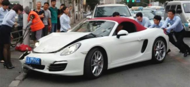 بالصور: حطّمت سيارتها البورش بعد ثوانٍ من شرائها