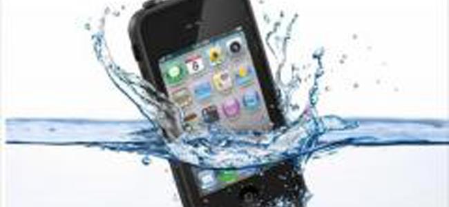 ماذا تفعل إذا سقط هاتفك الذكي في الماء أو أي سوائل أخرى؟