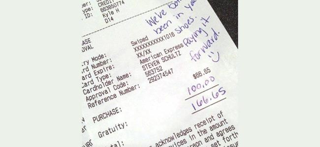 نادل في مطعم يتلقى إكرامية كبيرة بالرغم من الخدمة السيئة 