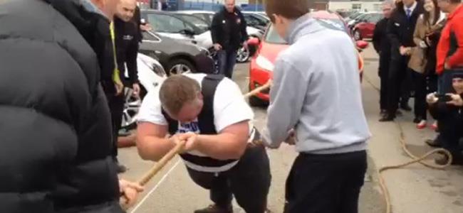 بالفيديو: جر 14 سيارة وحقق رقما قياسياً عالميا